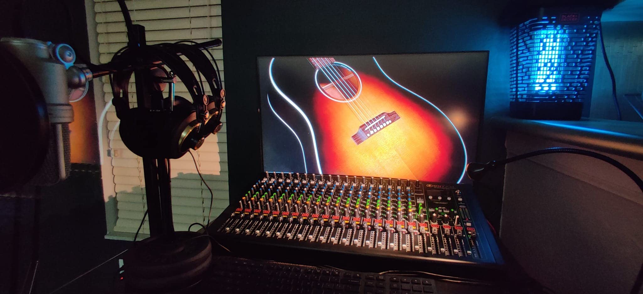 Mackie Onyx Series, 16-Channel Premium Analog Mixer with Multi-Track USB (Onyx16) customer photo 2