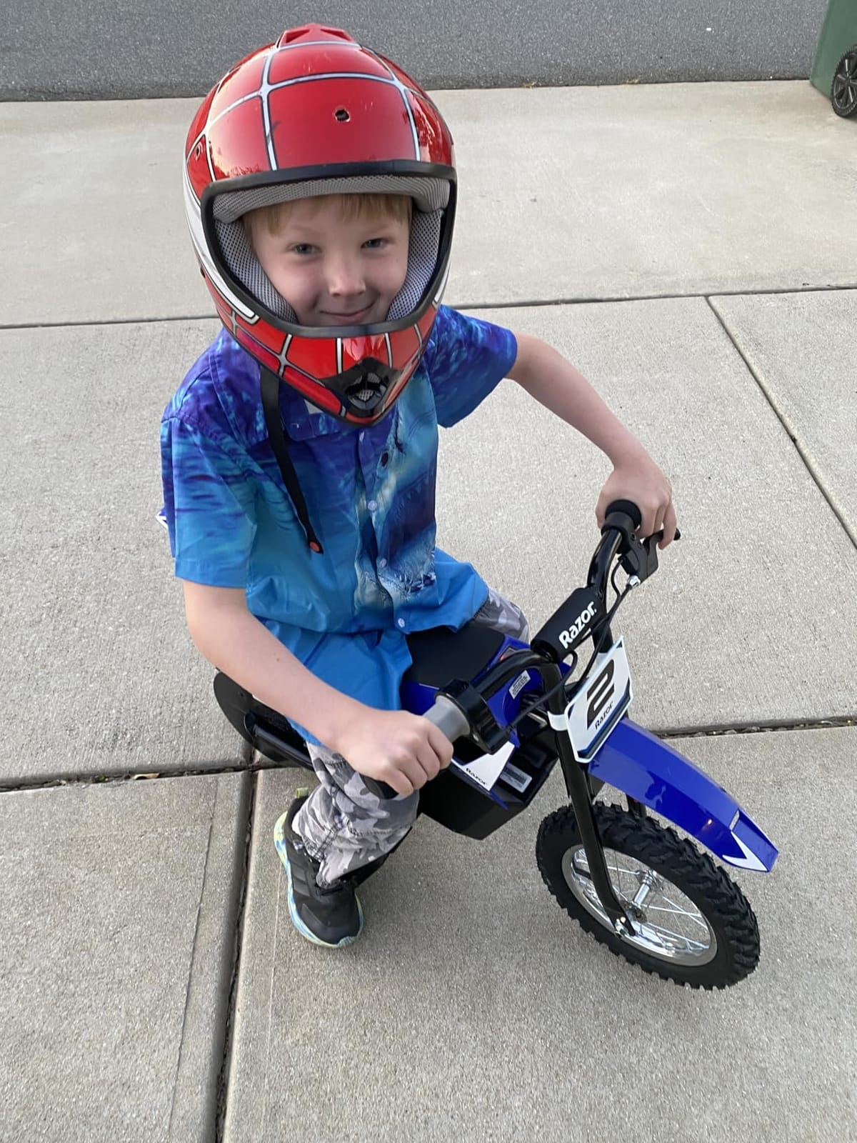 Razor MX125 Dirt Rocket Electric-Powered Bike with Authentic Motocross Geometry, Rear-Wheel Drive,100-watt, high-Torque, Chain-Driven Motor, for Kids 7+, Blue customer photo 1