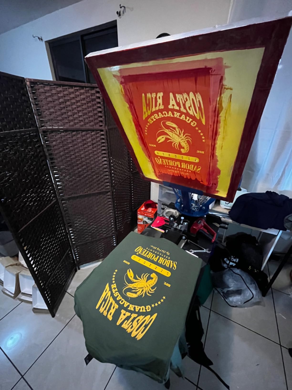 VEVOR Screen Printing Machine, 4 Color 1 Station 360° Rotable Silk Screen Printing Press, 21.2x17.7in / 54x45cm Screen Printer Press, Double-Layer Positioning Pallet for T-Shirt DIY Printing customer photo 2