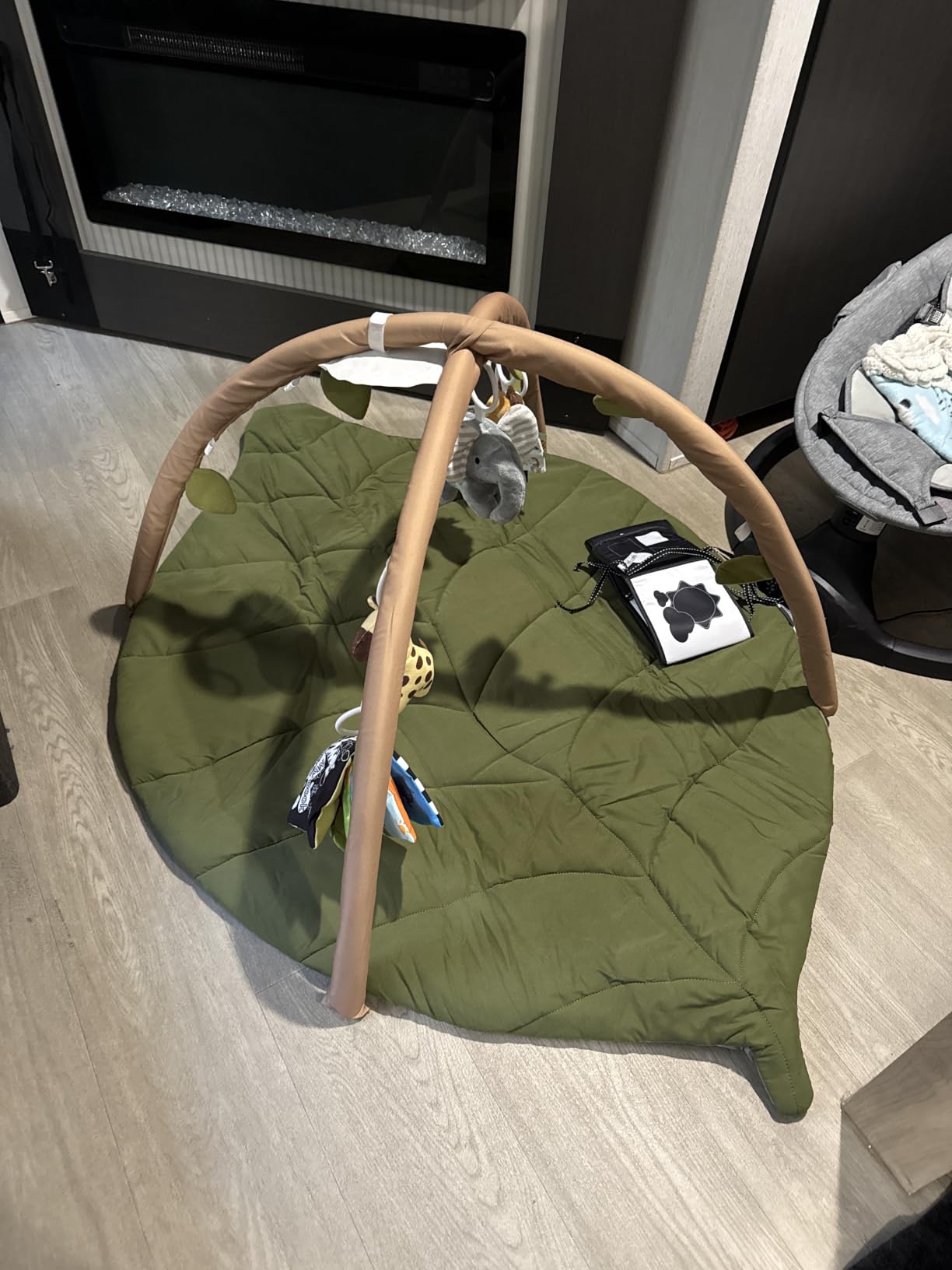 Blissful Diary Baby Play Gym & Activity Mat, Oversize Leaf Shaped Baby Play Mat w 6 Detachable Toys, Tummy Time Mat Promote Motor Skills & Sensory Development Mat, Newborn Infant Baby Essentials Gift customer photo 2