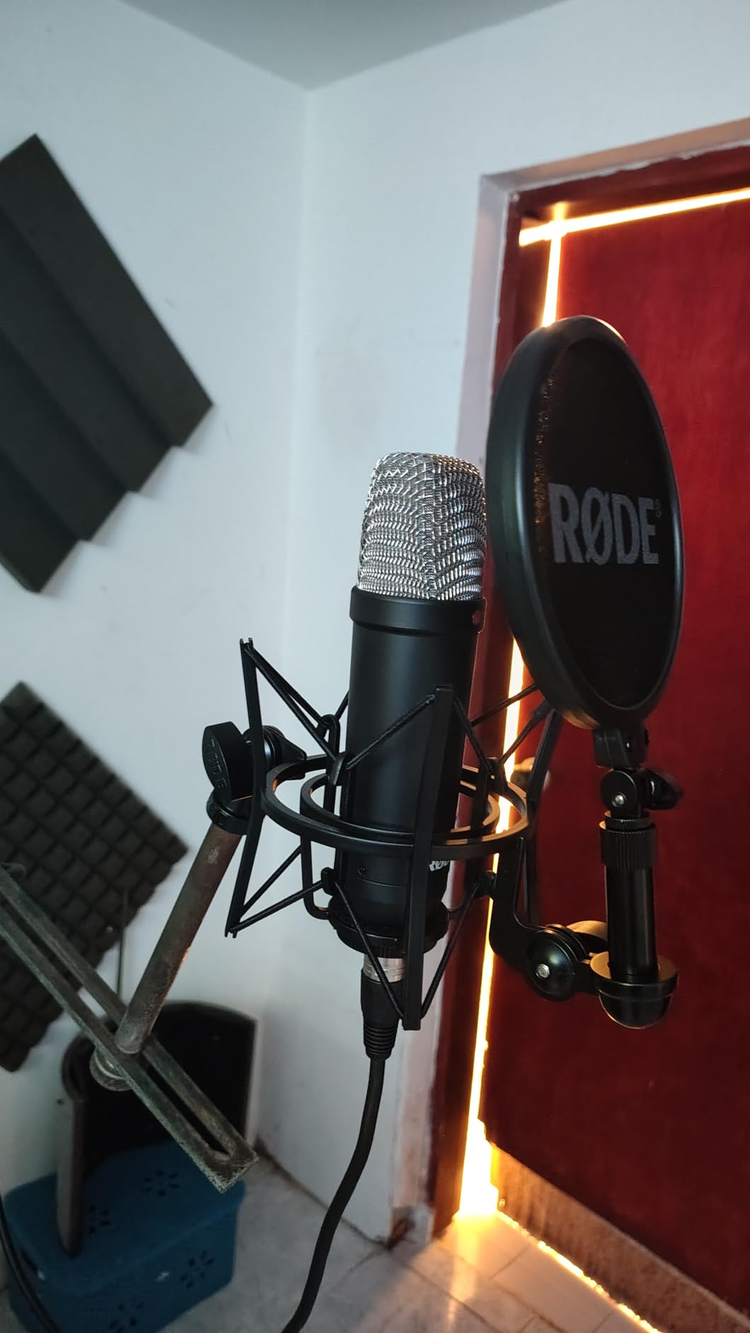 RØDE NT1 Signature Series Large-Diaphragm Condenser Microphone with Shock Mount, Pop Filter and XLR Cable customer photo 1