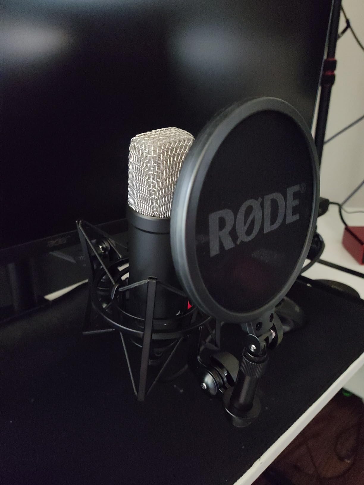 RØDE NT1 Signature Series Large-Diaphragm Condenser Microphone with Shock Mount, Pop Filter and XLR Cable customer photo 2