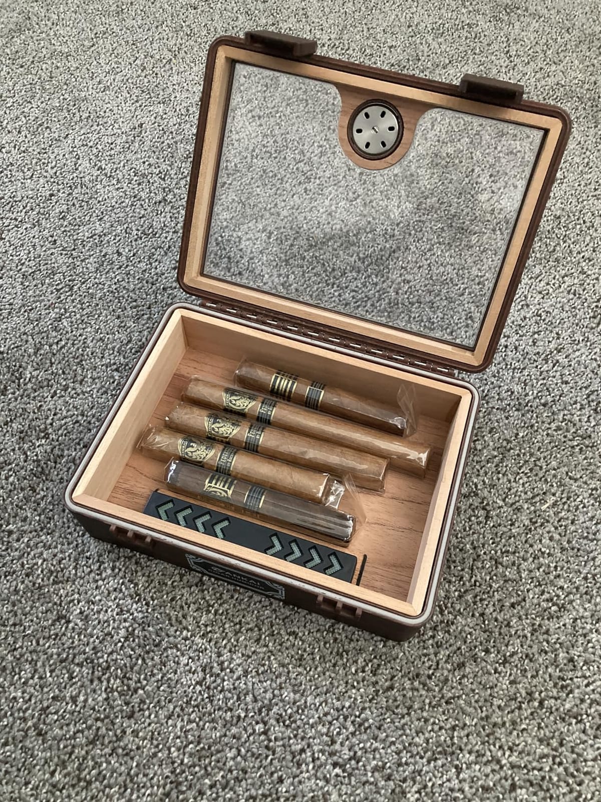 Cigar Humidor, Full Glass Top Cigar Box with Humidifier and Hygrometer, Drop-proof Crushproof Cigar Case, Cedar Wood Lining Storage Box with Divider for 20-25 Cigars (Black) customer photo 1