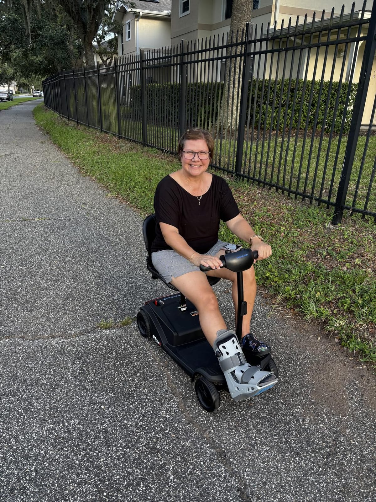 WayCare 15-25 Miles Long Range Mobility Scooter Weight Capacity 330 LBS+ | Compact Duty Mobile for Travel with LED Headlight and Detachable Basket, Powered Mobility Scooters for Seniors(Red) customer photo 1