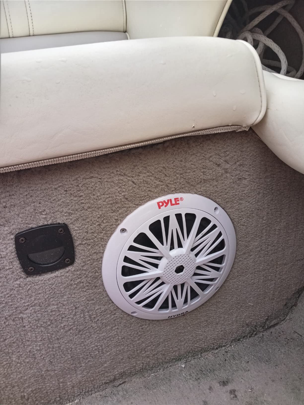Pyle 6.5 Inch Dual Marine Speakers - 2 Way Waterproof and Weather Resistant Outdoor Audio Stereo Sound System with 200 Watt Power, Poly Carbon Cone and Butyl Rubber Surround - 1 Pair (White) customer photo 1