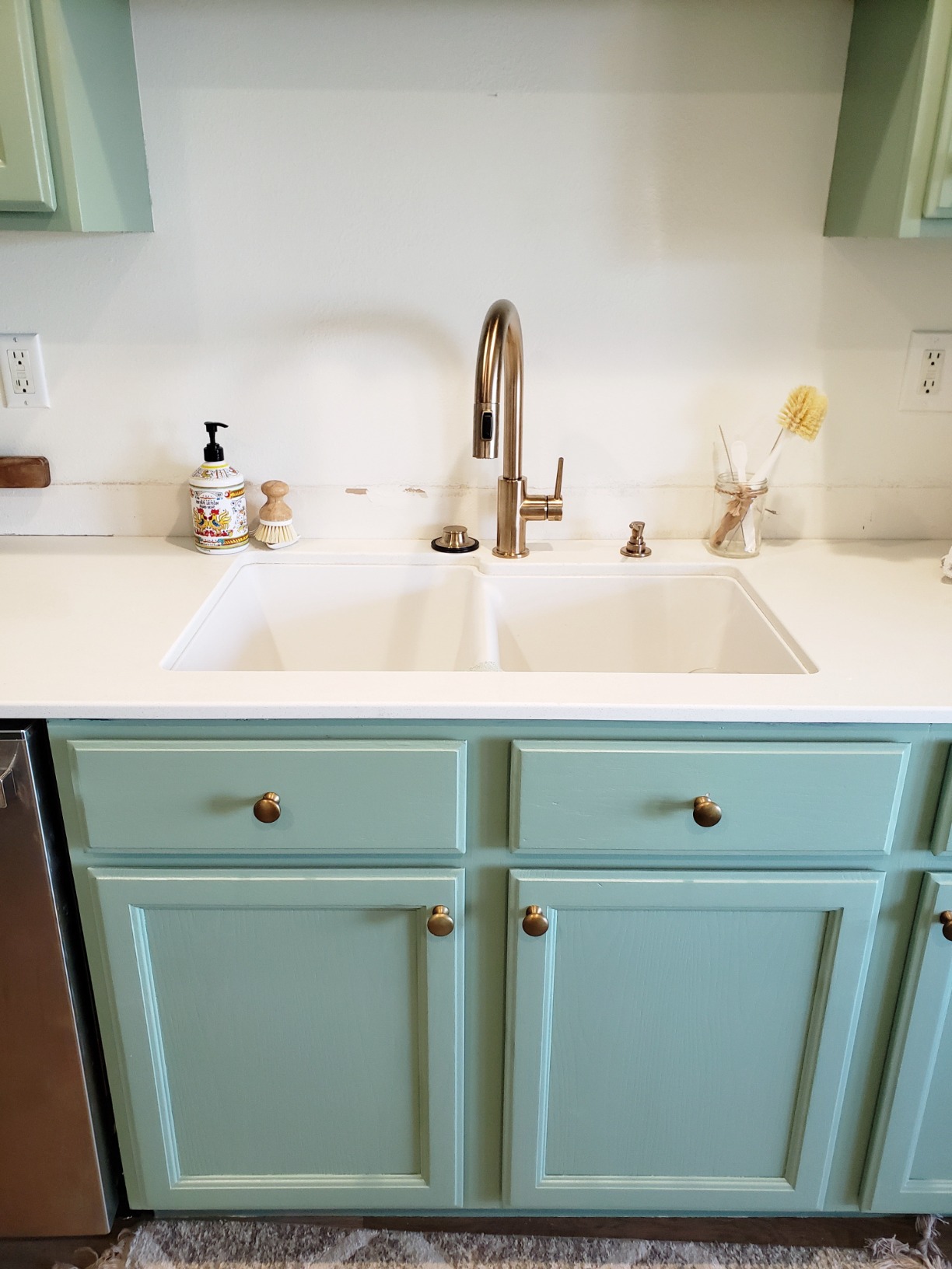 Delta Trinsic Brushed Gold Kitchen Faucet with Pull Down Sprayer, Modern Single Hole Kitchen Sink Faucet, Single Handle, Champagne Bronze 9159-CZ-DST customer photo 1