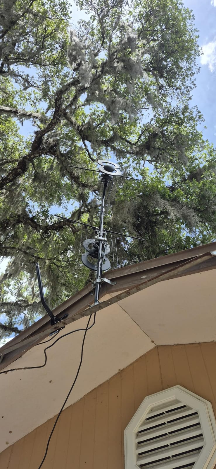 Antennas Direct ClearStream 2V Indoor Outdoor TV Antenna UHF VHF Multi-Directional, 60+ Mile Range, 4K 8K UHD, NEXTGEN TV – w/Reflector, 20-inch Mast customer photo 2