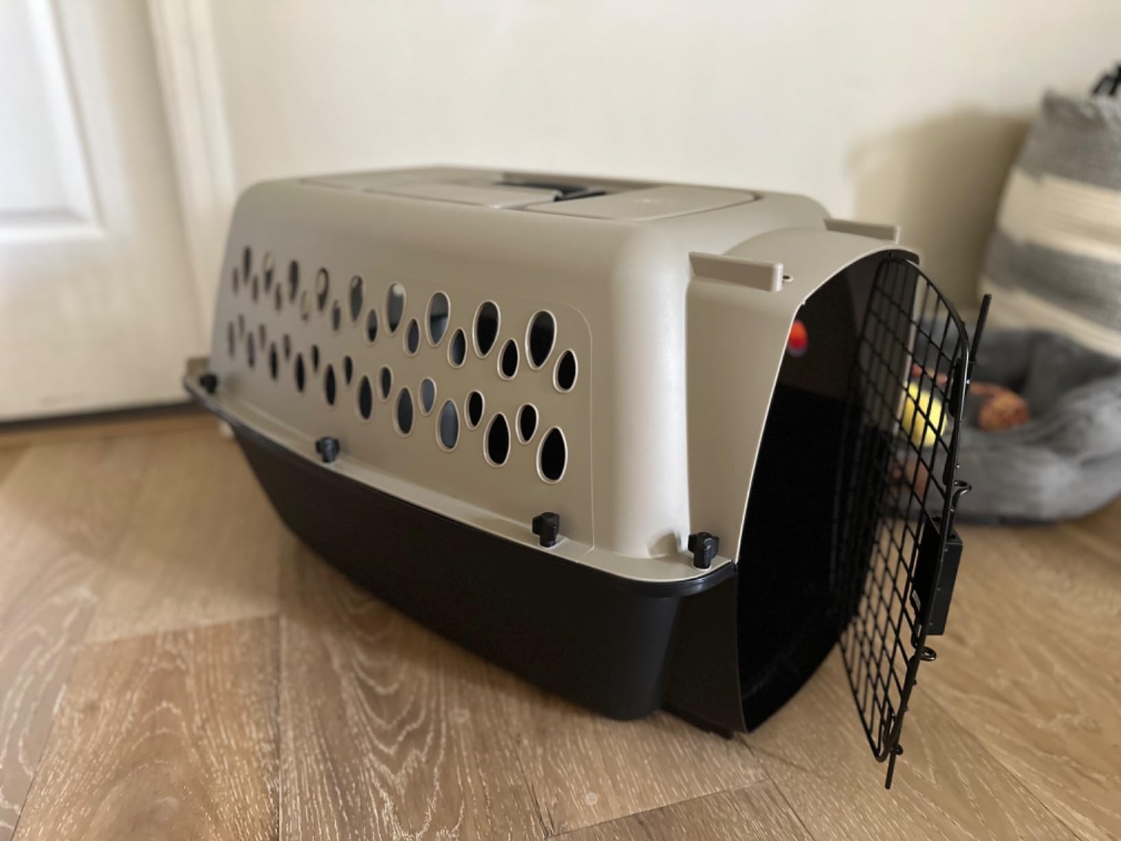 Petmate Vari Dog Kennel, Carrier, 10 to 20lbs, 24in, Taupe and Black customer photo 1