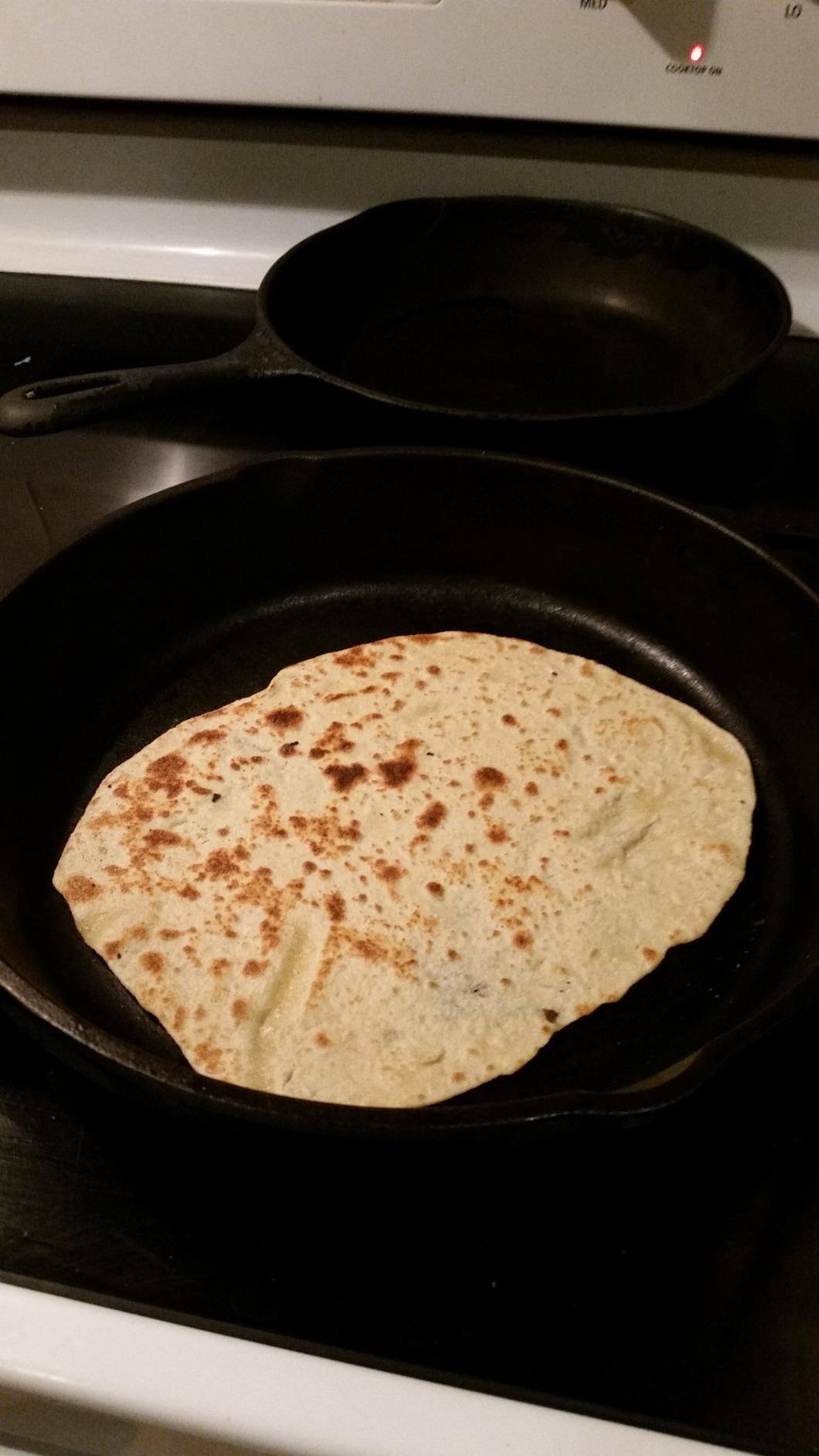Victoria 6.5 inch Cast Iron Tortilla Press and Pataconera, Original Made in Colombia, Seasoned customer photo 1