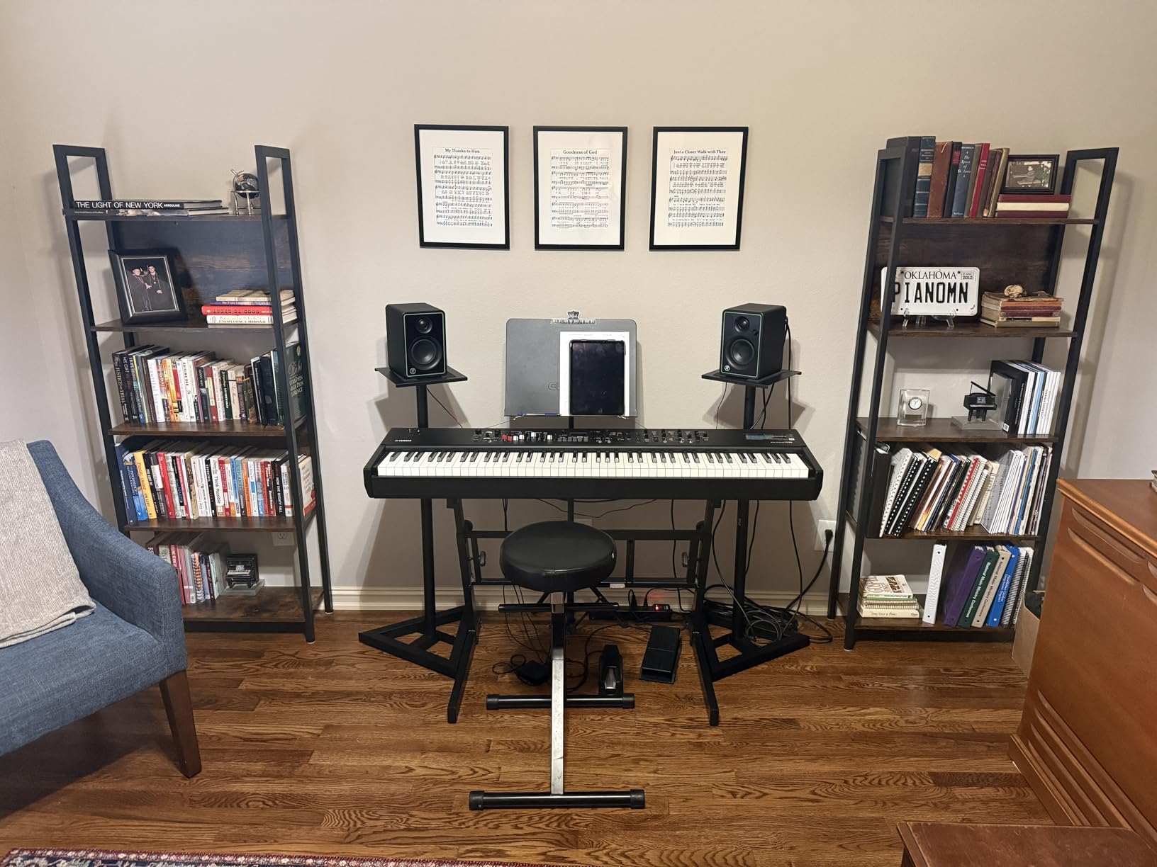 Pyle Speaker Stand Pair of Sound Play 1 and 3 Holder - Telescoping Height Adjustable from 26” - 52” Inch High Heavy Duty Three-point Triangle Base w/ Floor Spikes and 9” Square Platform, Black customer photo 2