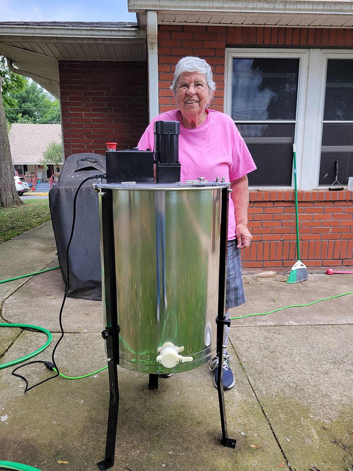 VIVO Electric Honey Extractor 8 Frame Rack, BEE-V004E customer photo 2