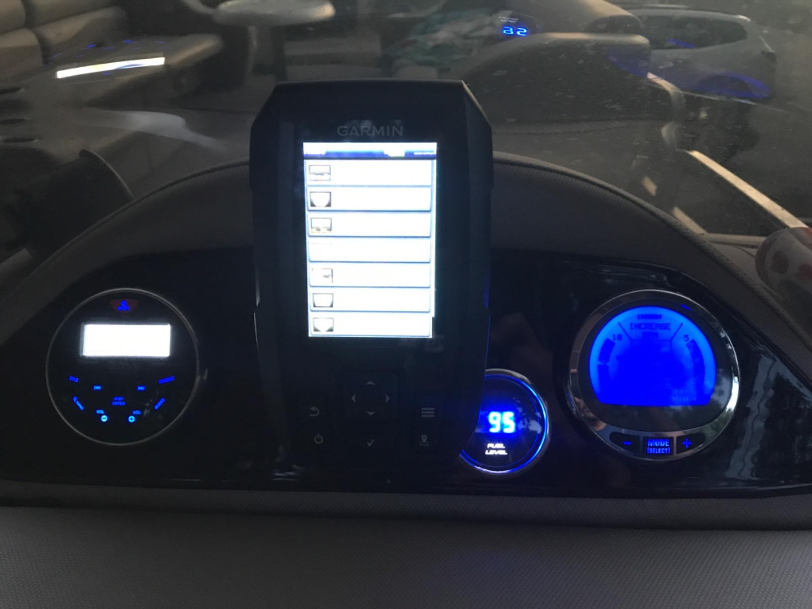 BOSS Audio Systems MGR350B Amplified Bluetooth Boat Gauge Receiver, No DVD customer photo 2