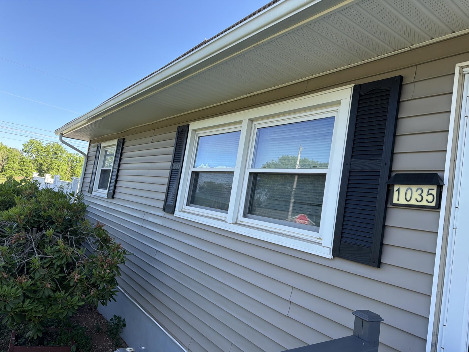 Ekena Millwork Lifetime Vinyl LL1S14X03900BL Standard Cathedral Top Center Mullion, Open Louver Vinyl Shutters, w/Installation Shutter-Lok's & Matching Screws (Per Pair), 14 1/2