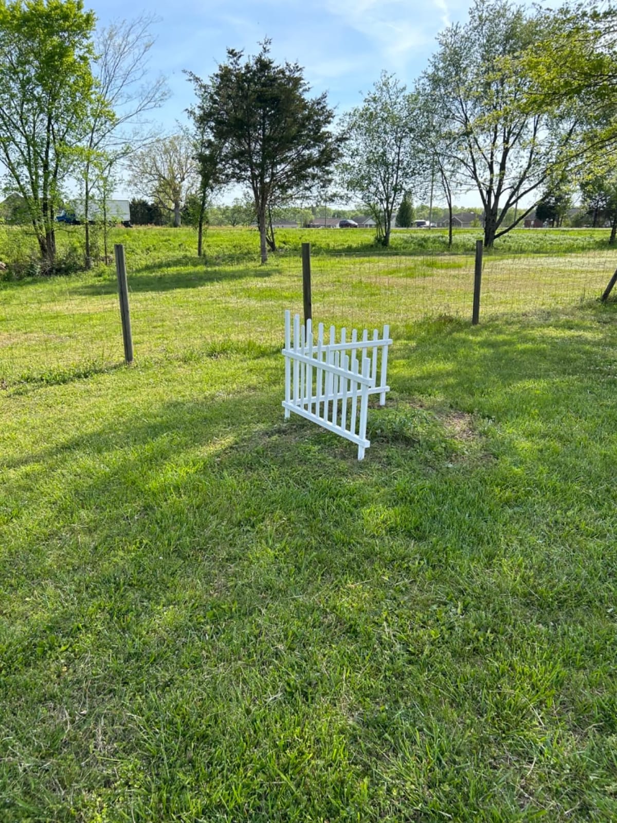 Zippity Ashley Corner Picket Fence, White Vinyl DIY No Dig Kit customer photo 2