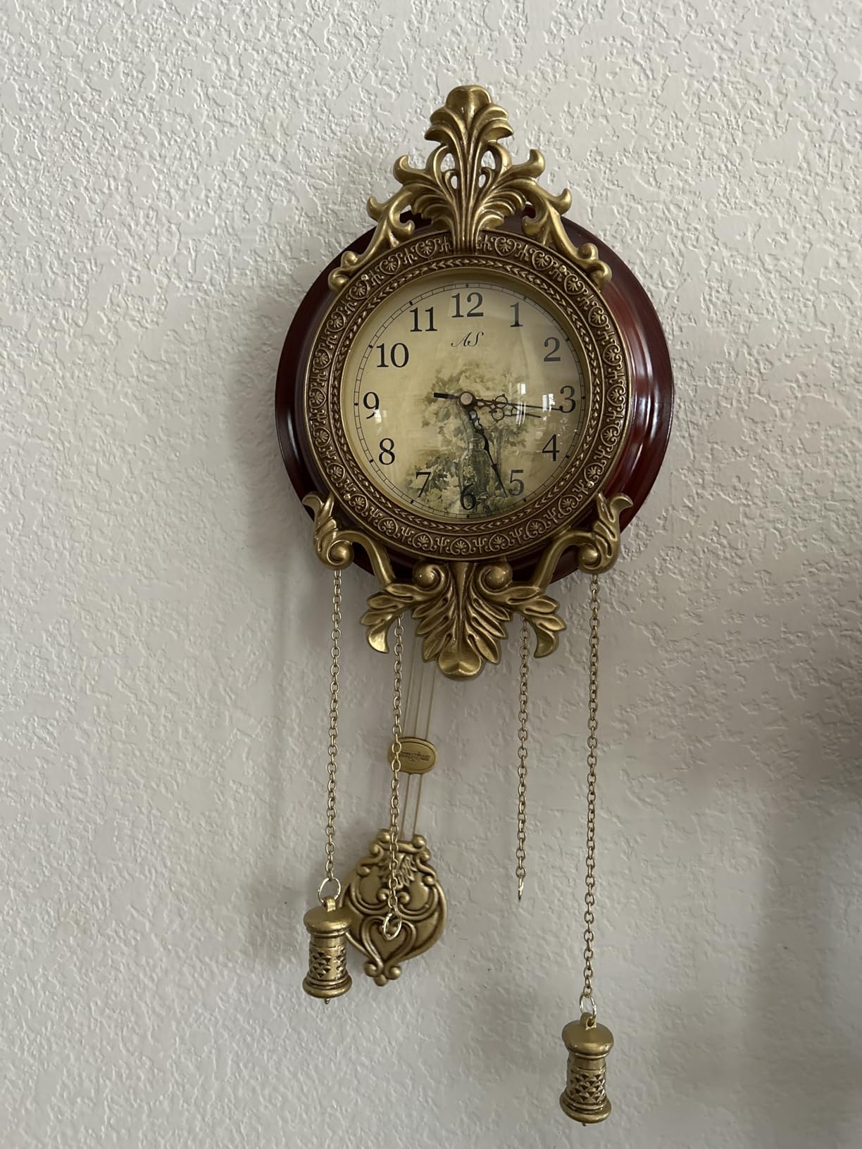 Aero Snail Dia 9-inch Retro Style Vintage Wood Indoor Wall Clock with Swinging Pendulum (Requires 2 AA Batteries for Clock Hands and Pendulum) customer photo 1