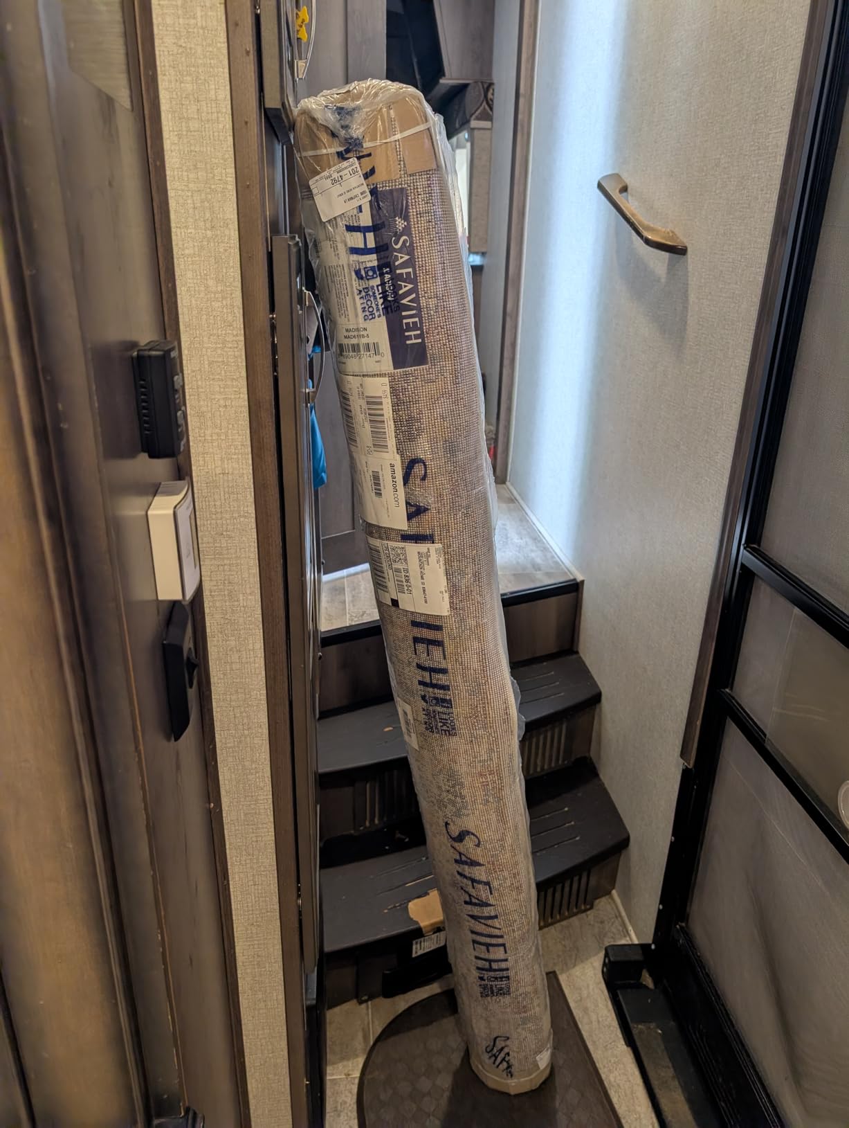 SAFAVIEH Madison Collection Area Rug - 9' x 12', Cream & Multi, Boho Chic Distressed Design, Non-Shedding & Easy Care, Ideal for High Traffic Areas in Living Room, Bedroom (MAD611B) customer photo 1