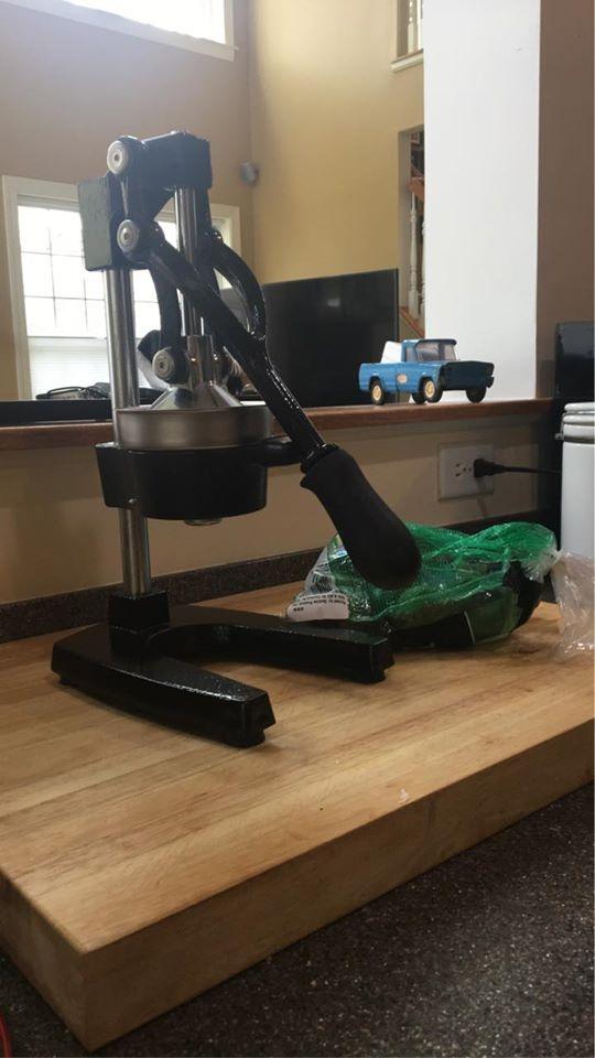 CO-Z Manual Citrus Juicer, Commercial Grade Cast Iron Orange Juicer, Professional Heavy Duty Juice Press with Removable Strainer, Manual Juice Extractor for Orange Lemon Pomegranate Citrus, Black customer photo 1