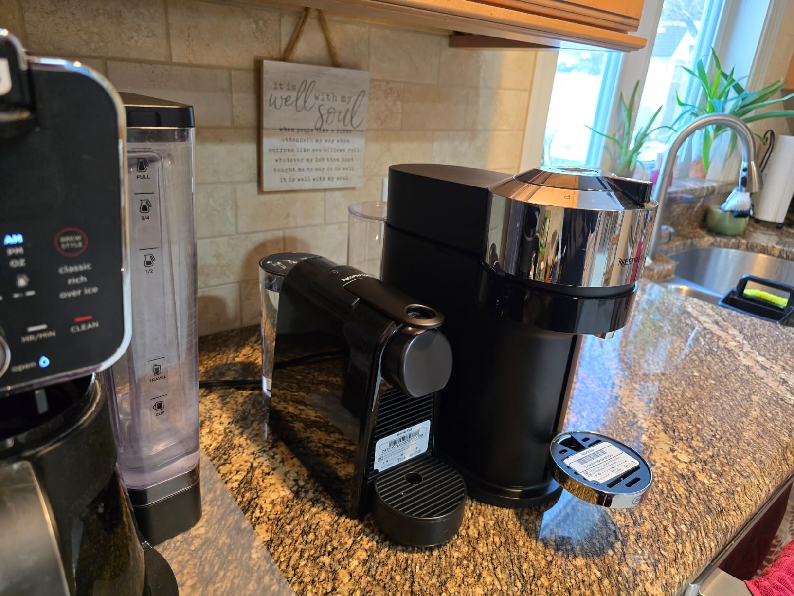Nespresso Essenza Mini Coffee and Espresso Machine by De'Longhi, 1150 watts, 110ml, Black | Piano black compact espresso machine with 19 bar pressure, 25 second heat-up and 2 programmable cup sizes: Espresso, Lungo. customer photo 1