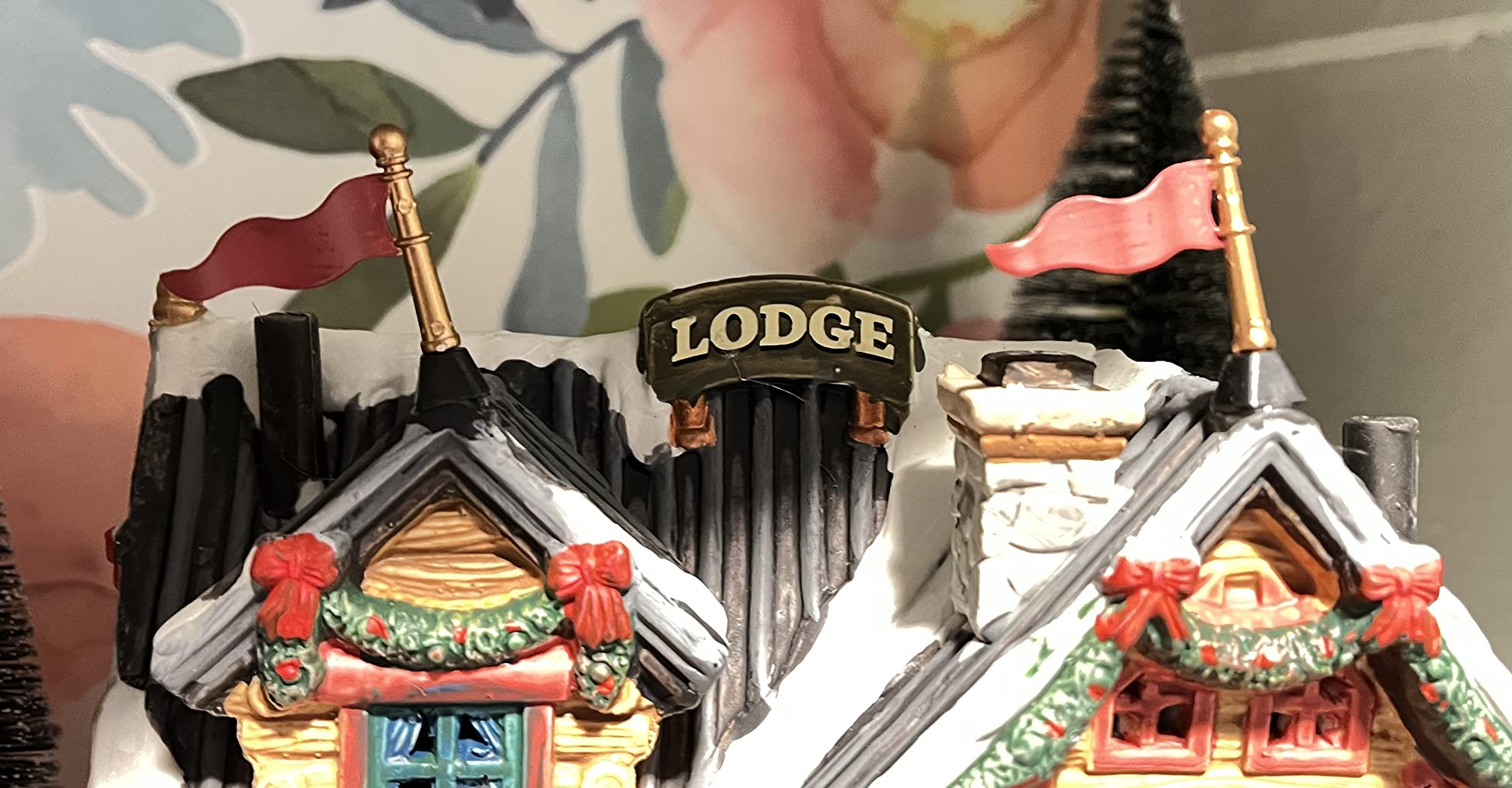 Lemax Vail Village Lighted Building: Apres-Ski Lodge, Porcelain customer photo 2