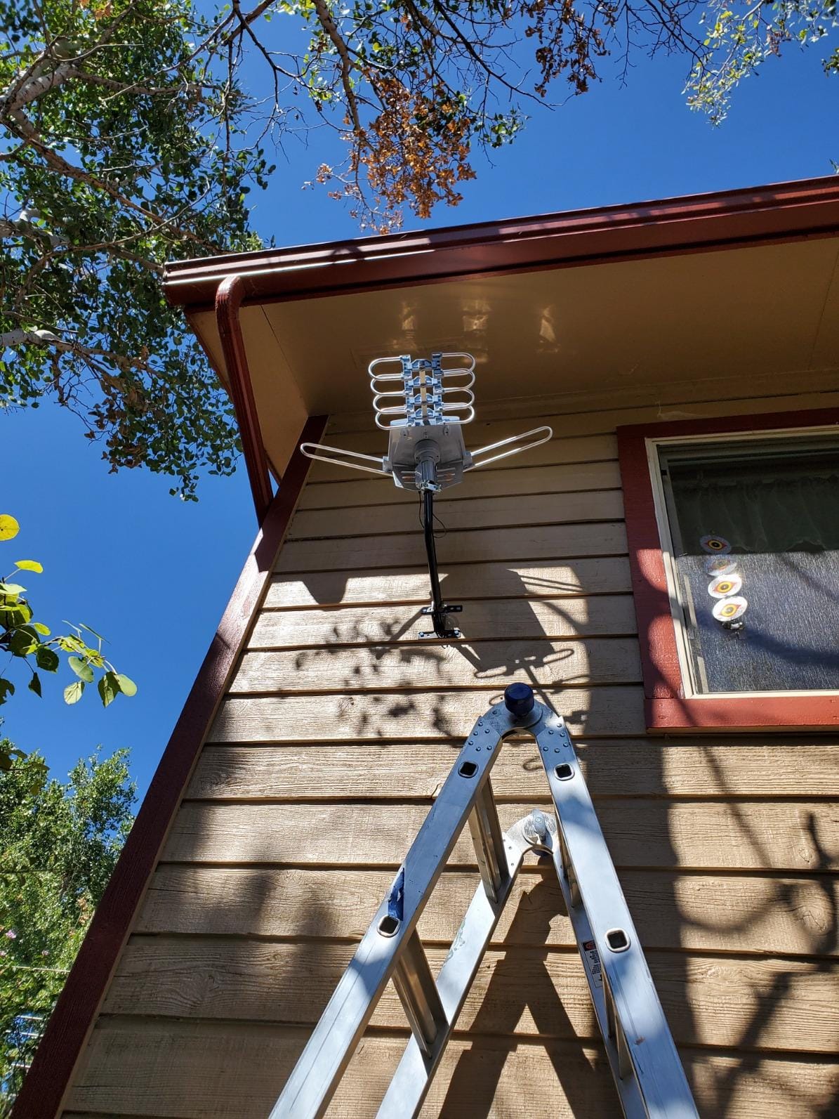 Outdoor 150 Miles Digital TV Antenna 360 Degree Rotation Amplified HDTV Antenna -Support 2 TVs-UHF/VHF/1080P/4K - Infrared Remote - 40 feet RG6 Cable and Mounting Pole Included customer photo 2