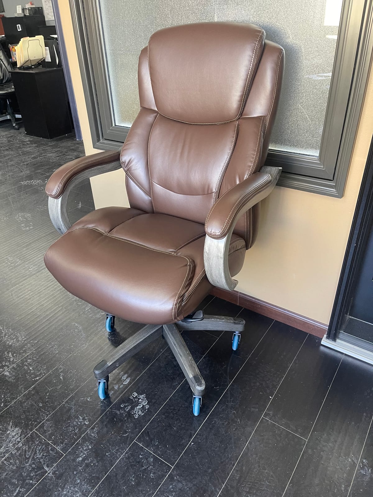 La-Z-Boy Big and Tall Executive Office Chair Lumbar Support, Leather Chair customer photo 2