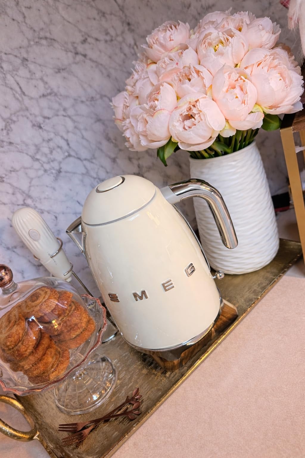 SMEG KLF03 Electric Kettle 1.7L (7 Cup), Retro Hot Water Boiler for Tea & Coffee, Fast Boiling, Auto Shut-Off, Soft Open Lid, 360° Swivel Base Countertop Kettle – Cream customer photo 1