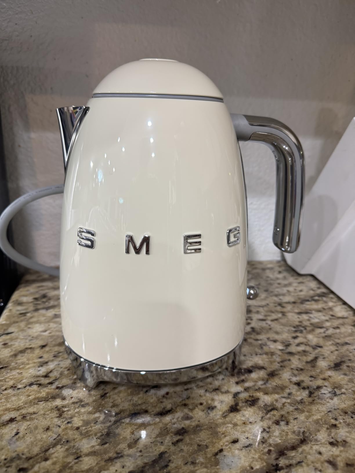 SMEG KLF03 Electric Kettle 1.7L (7 Cup), Retro Hot Water Boiler for Tea & Coffee, Fast Boiling, Auto Shut-Off, Soft Open Lid, 360° Swivel Base Countertop Kettle – Cream customer photo 2