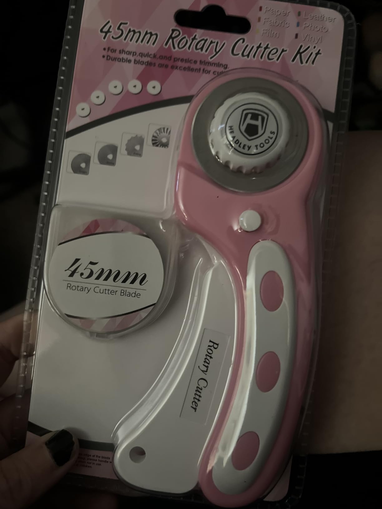 45mm Rotary Cutter with 5pcs Extra Blades, Ergonomic Handle Rolling Cutter with Safety Lock for Fabric, Leather, Crafting, Sewing, Quilting, Fabric Rotary Cutter Perfect for Left & Right Hand(Pink) customer photo 1