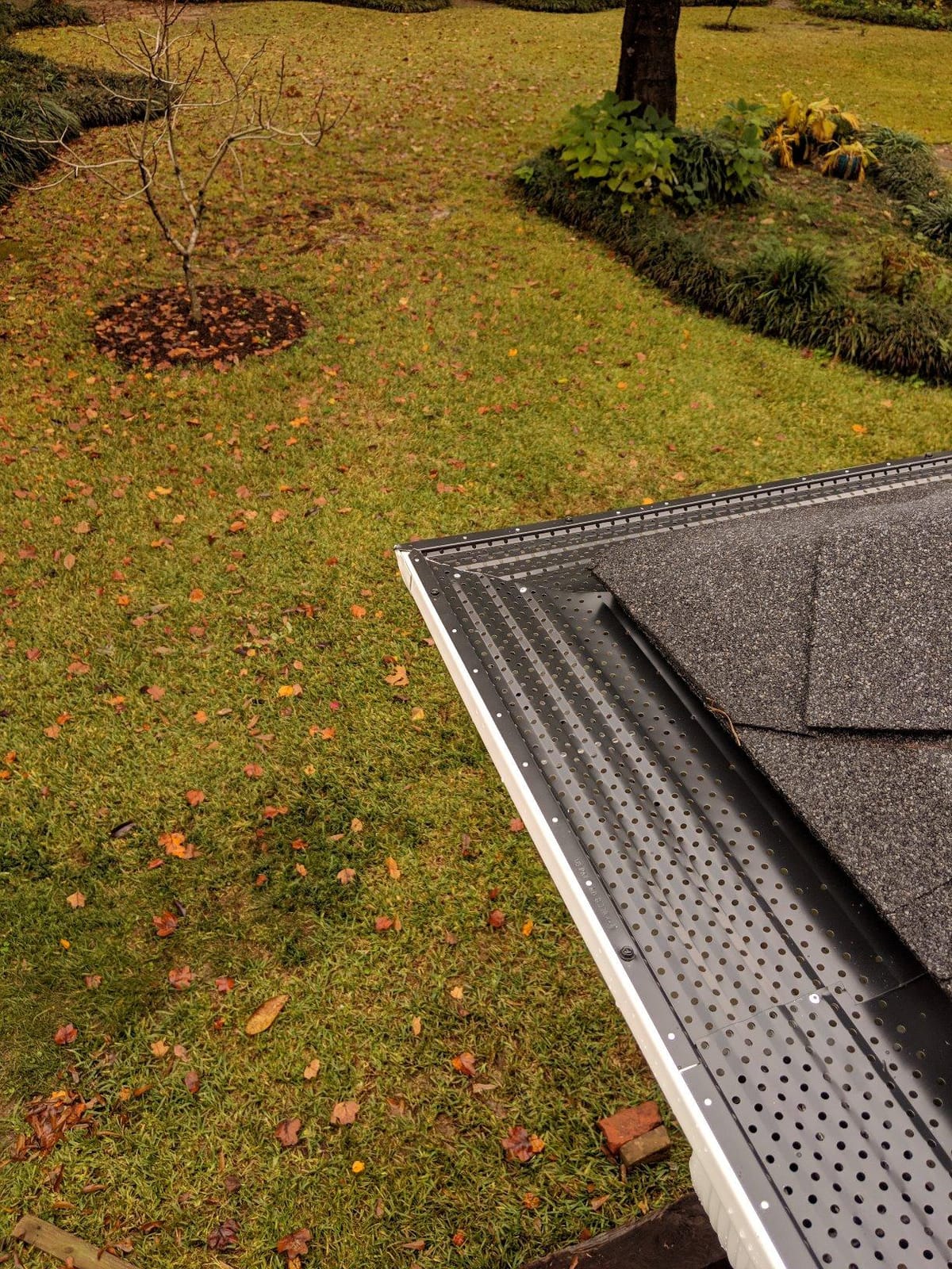 LeafTEK Heavy-Duty Aluminum Gutter Guard System, Fits 5 in, 100 ft, Black customer photo 1