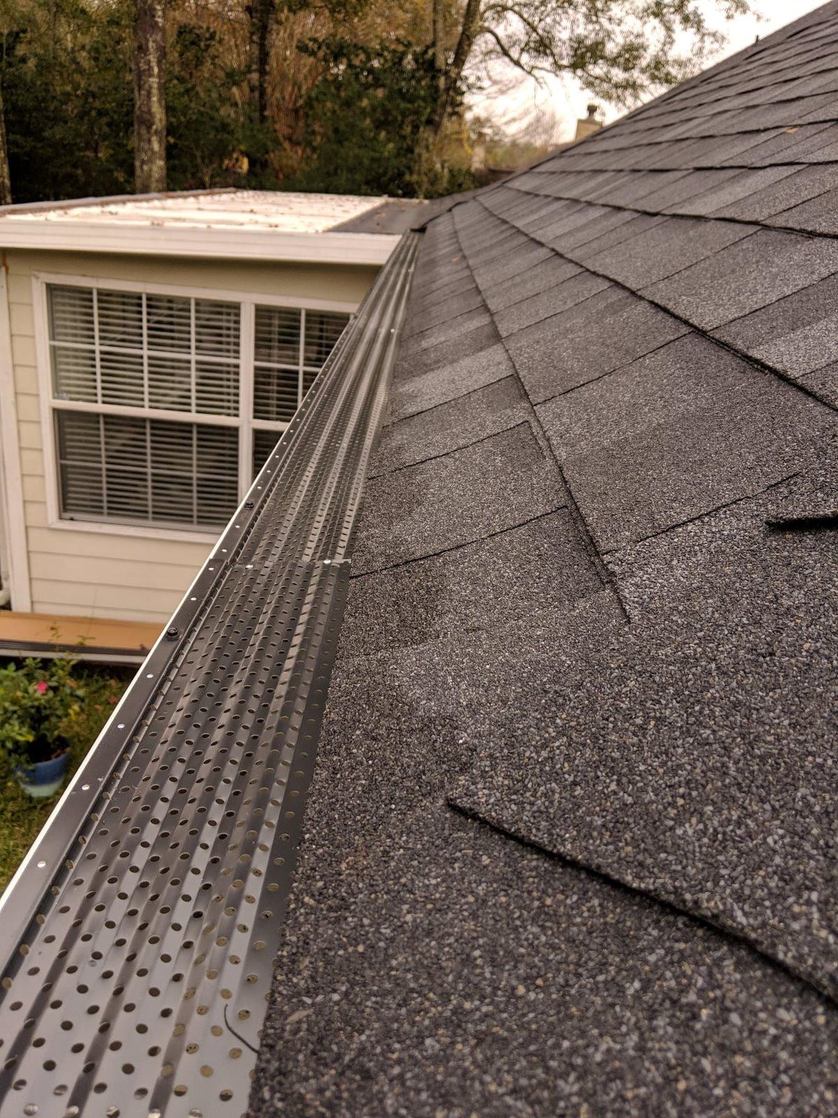 LeafTEK Heavy-Duty Aluminum Gutter Guard System, Fits 5 in, 100 ft, Black customer photo 2
