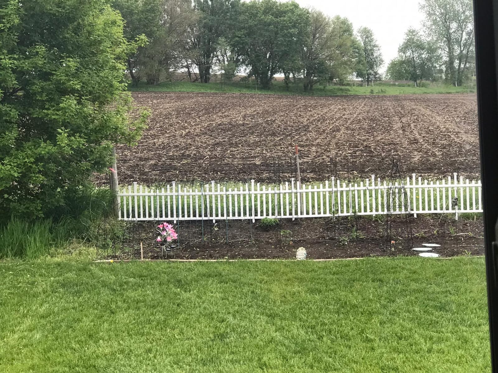 Zippity Baskenridge Picket Fence Panels, White Vinyl DIY No Dig Kit customer photo 1