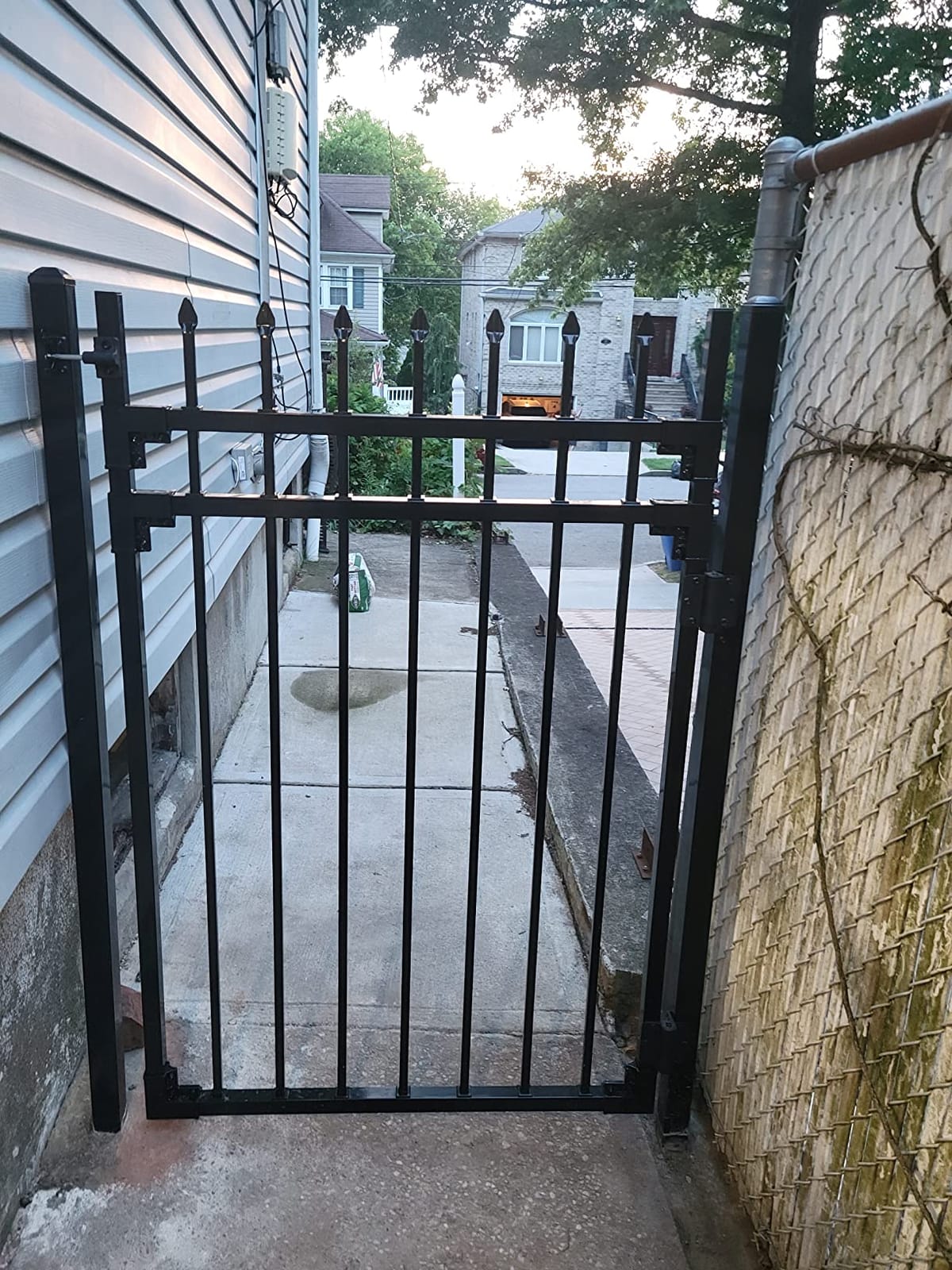 XCEL - Black Steel Anti-Rust Fence Gate - Sharp End Pickets - 4ft W x 5ft H - Easy Installation Kit, for Residential, Outdoor, Yard, Patio, Entry Way, 3-Rail Metal Gate customer photo 2