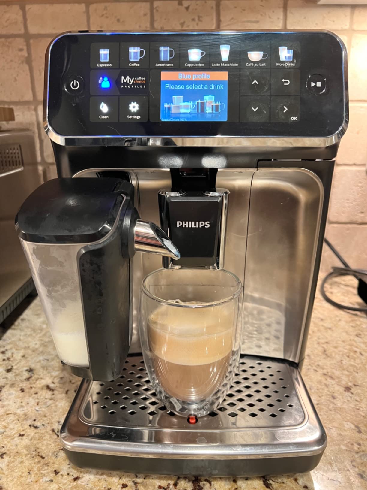 Philips 3200 Series Fully Automatic Espresso Machine, LatteGo Milk Frother, 5 Coffee Varieties, Intuitive Touch Display, 100% Ceramic Grinder, AquaClean Filter, My Coffee Choice, Black (EP3241/54) customer photo 1