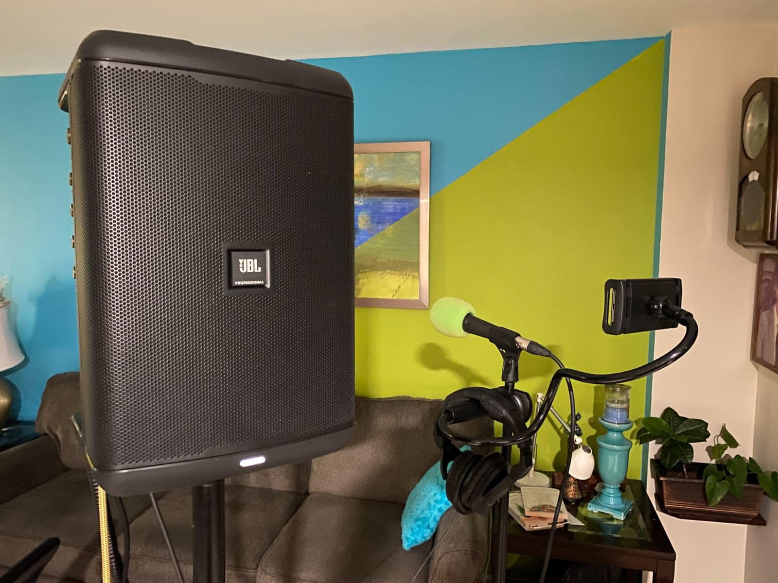 JBL Professional EON ONE Compact Ultra-Portable Battery Powered Wireless PA Speaker System with Bluetooth, Professional 4-Channel Mixer, and Lexicon Effects. Black customer photo 1