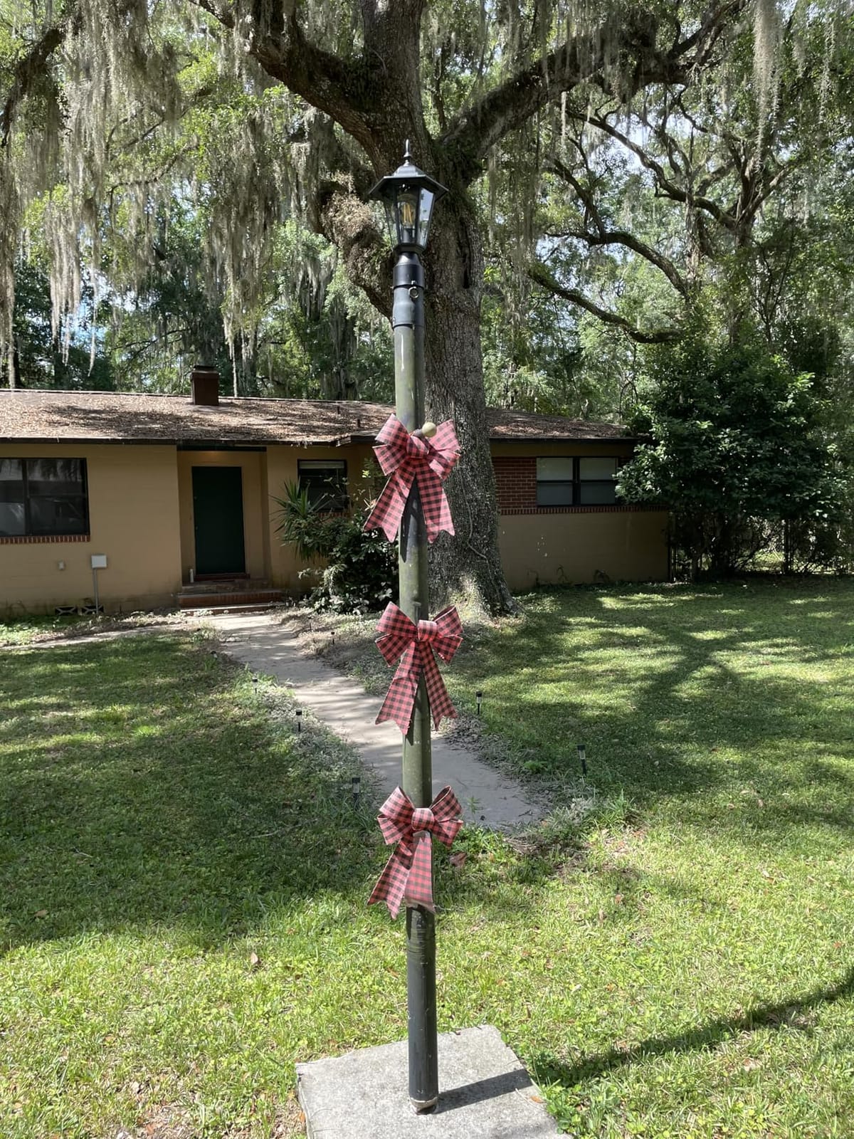 WISBEAM Outdoor Post Light, Pole Lantern, E26 Base 60W Max, Aluminum Housing Plus Glass, Wet Location Rated, ETL Qualified, Bulbs not Included, Black customer photo 2