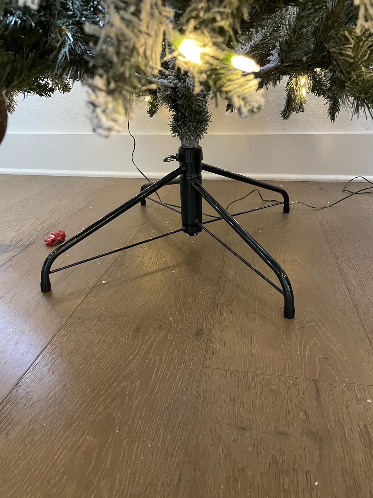 Hykolity 7.5 ft Flocked Prelit Christmas Tree customer photo 1