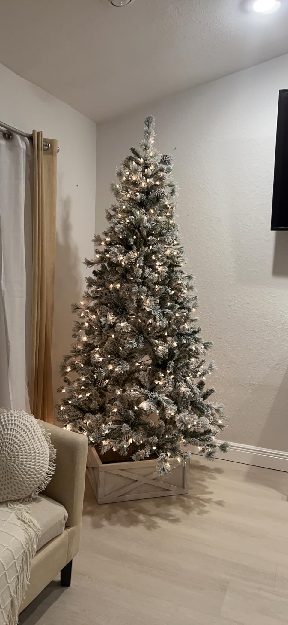 Hykolity 7.5 ft Flocked Prelit Christmas Tree customer photo 2