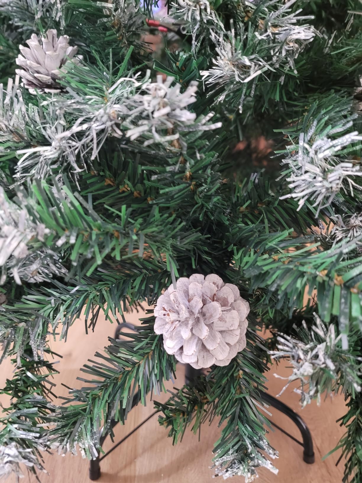 Best Choice Products 7.5ft Pre-Decorated Holiday Christmas Tree for Home, Office, Party Decoration w/ 1,346 PVC Branch Tips, Partially Flocked Design, Pine Cones, Metal Hinges & Base customer photo 2
