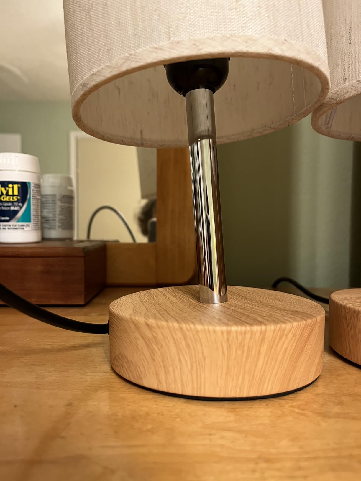 Yarra-Decor Bedside Lamps with USB Port - Touch Control Table Lamp for Bedroom Wood 3 Way Dimmable Nightstand Lamp Set of 2 with Round Flaxen Fabric Shade for Living Room, Dorm, Home Office (2 Pack) customer photo 2