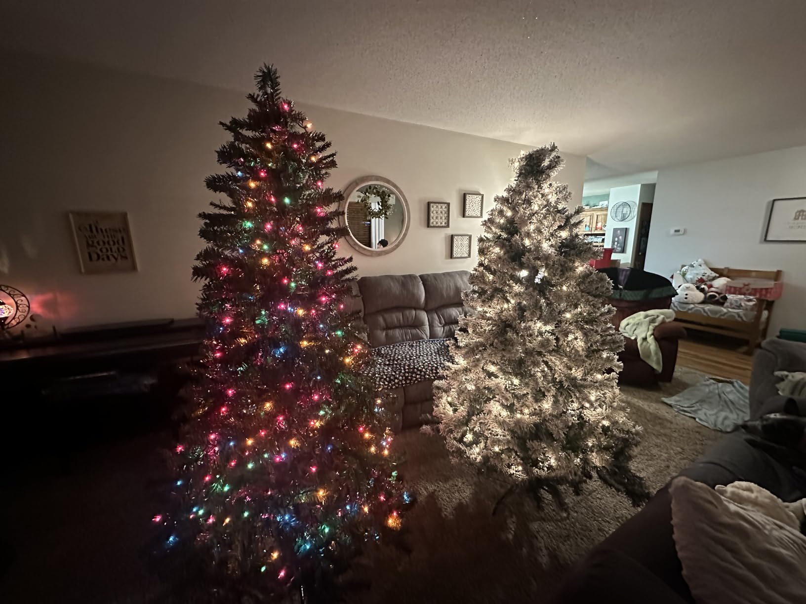 Yaheetech 7.5ft Premium Snow Flocked Hinged Artificial Christmas Tree customer photo 2