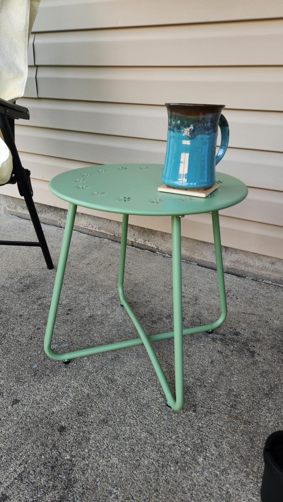 danpinera Outdoor Side Tables with Flower Cut Outs, Weather Resistant Steel Patio Side Table, Small Round Outdoor End Table Metal Side Table for Patio Yard Balcony Garden Black customer photo 2