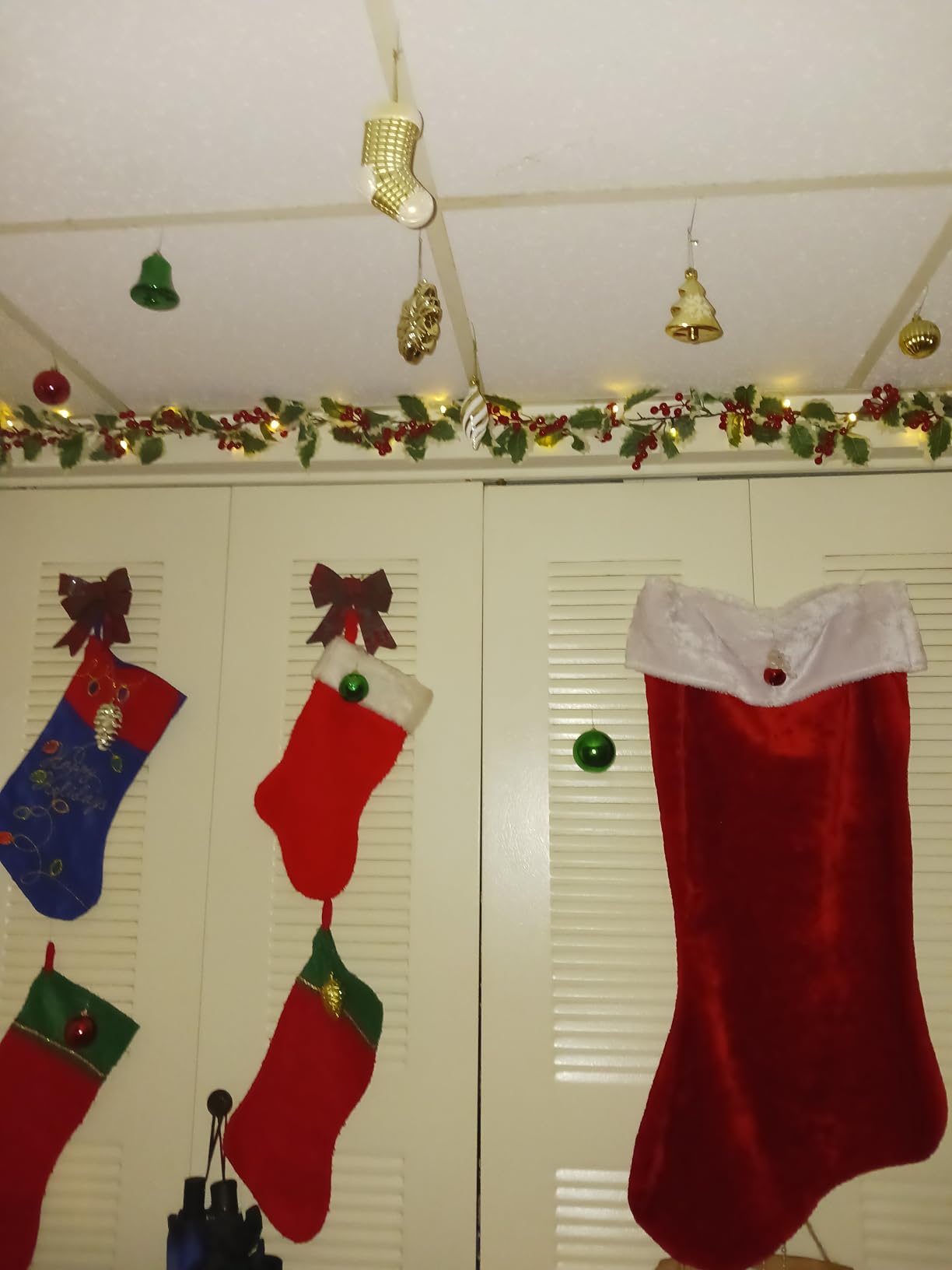 Juegoal Christmas Garland, 9FT Pre-lit Red Berries & Holly Leaves Garlands, Artificial Lighted Berry Garland Battery Operated with Timer, Indoor Outdoor Xmas Fireplace Gate Home Winter New Year Decor customer photo 2