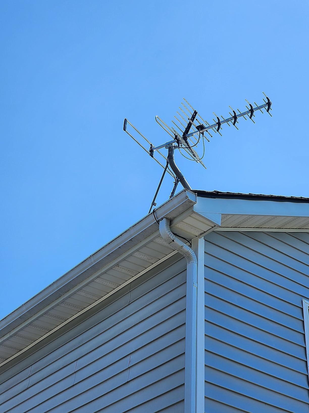 Five Star Outdoor HDTV Antenna up to 200 Mile Long Range, Attic or Roof Mount, Digital OTA Antenna for 4K 1080P VHF UHF Supports 4 TVs Installation Kit & J Mount, ATSC 3.0 Ready customer photo 1