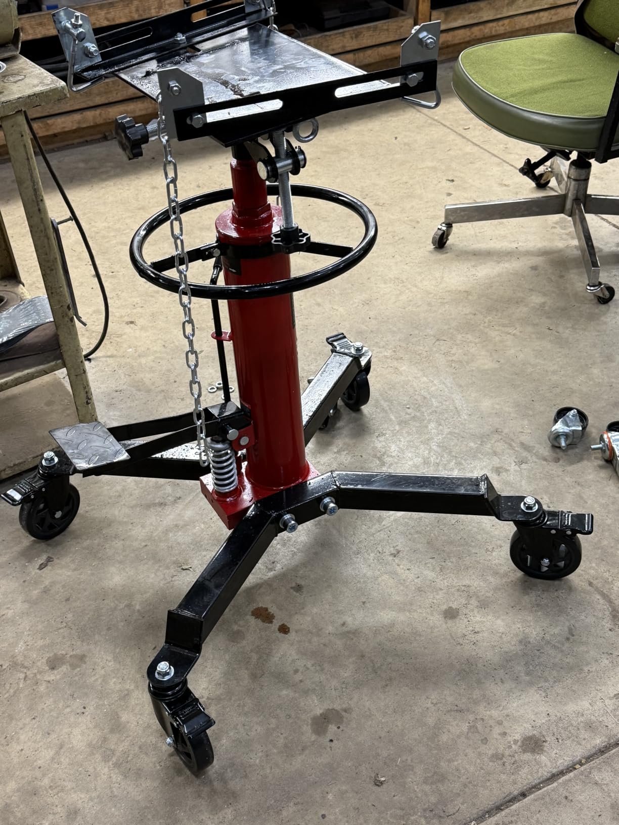 VEVOR Transmission Jack,0.75 Ton/1660 lbs Capacity Hydraulic Telescopic Transmission Jack, 2-Stage Floor Jack Stand with Foot Pedal, 360° Swivel Wheel, Garage/Shop Lift Hoist, Red customer photo 2