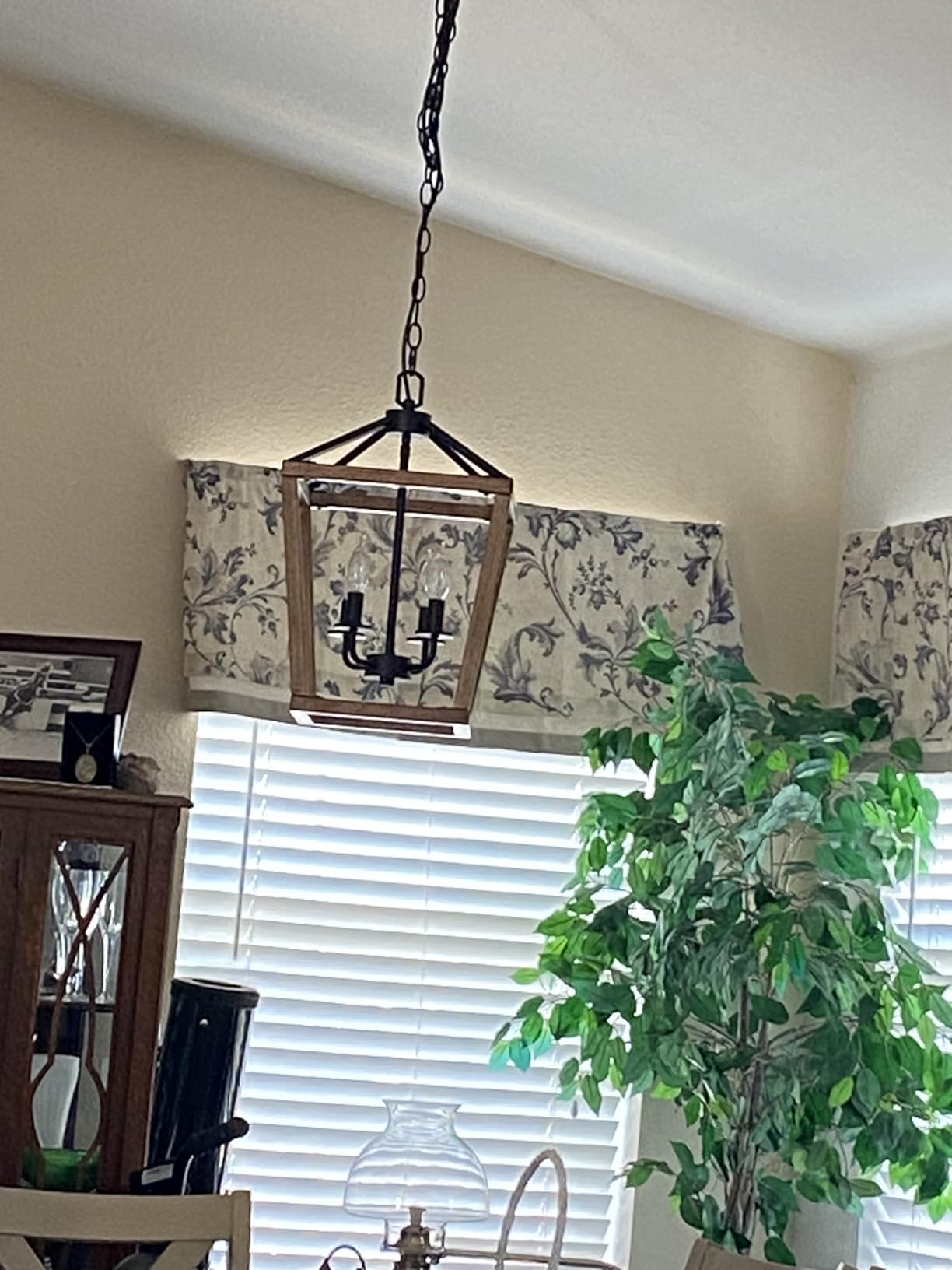 4 Light Farmhouse Chandelier, Rustic Ceiling Light Lantern Light Fixture with Wood Painted Metal Cage and Adjustable Chain, E12 Base Geometric Hanging Light Fixture for Entryway, Kitchen, Indoor customer photo 2