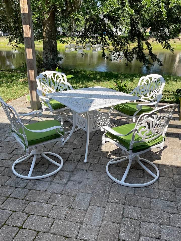 MEETWARM 5-Piece Outdoor Patio Dining Set, All-Weather Cast Aluminum Patio Conversation Set with 4 Cushions Swivel Rocker Chairs for Backyard Garden Deck and 38.5