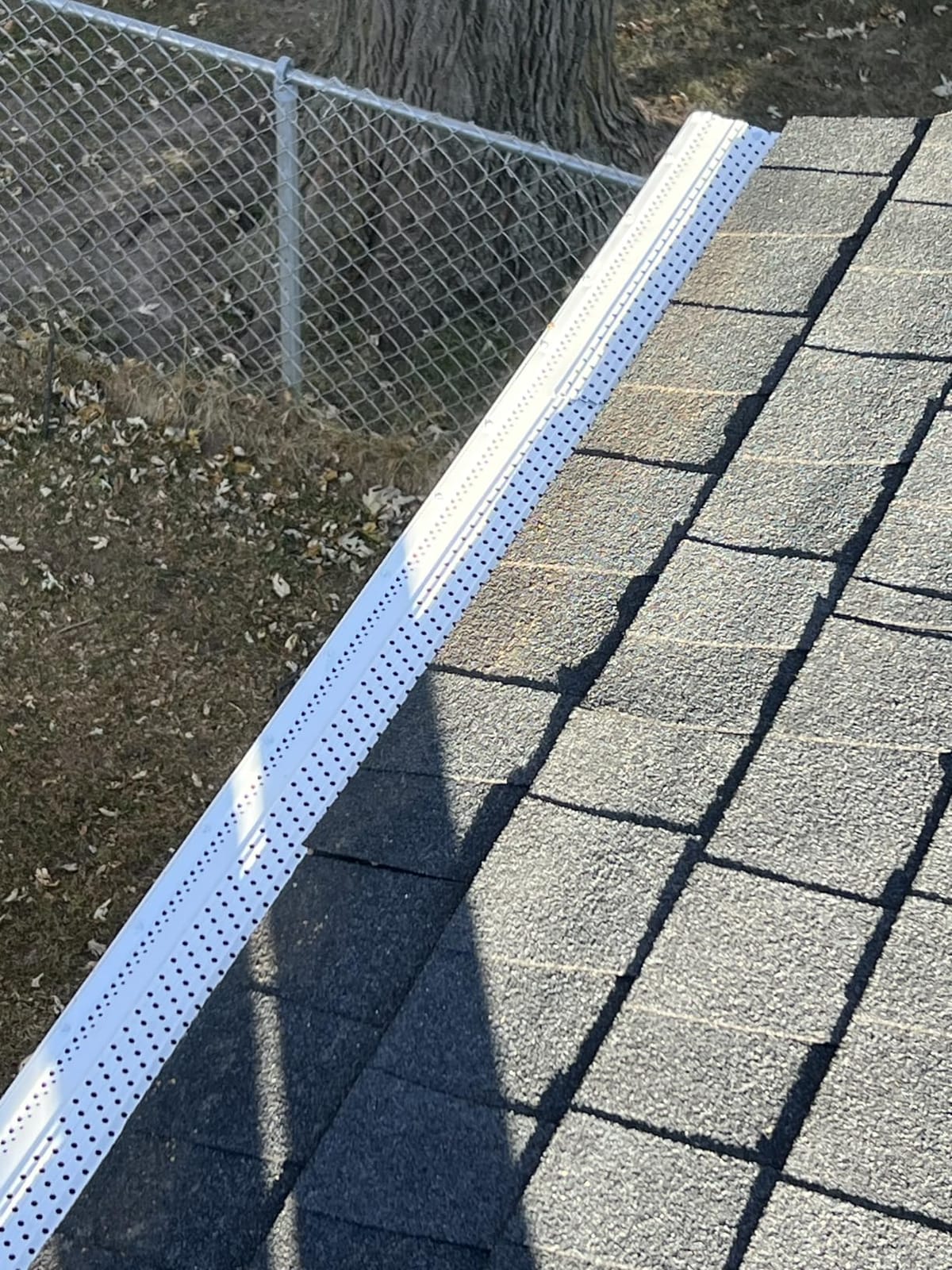 GUTTERHAWK Gutter Guard - 48 FT. (Nominal) White All-Aluminum Gutter Guard Kit with Screws Included. Fits 5 in. Gutters. DIY Friendly. (5 in. x 47.625 in. Pieces) customer photo 1