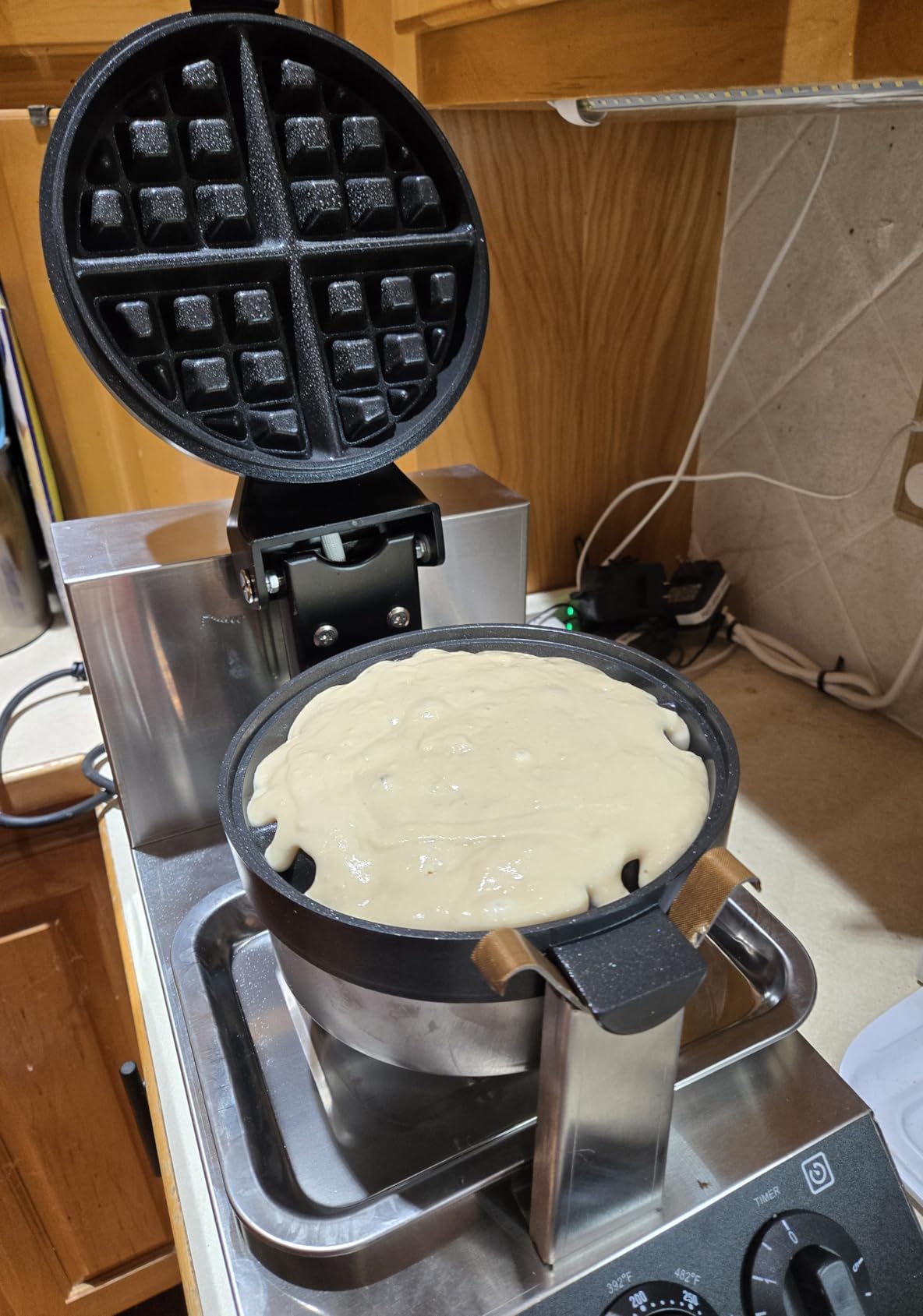 VEVOR Commercial Waffle Maker, 1300W Round Waffle Iron, Non-Stick Rotatable Waffle Baker Machine With 122-572℉ Temp Range and Time Control, Teflon-Coated Baking Pan Stainless Steel Body 110V customer photo 1