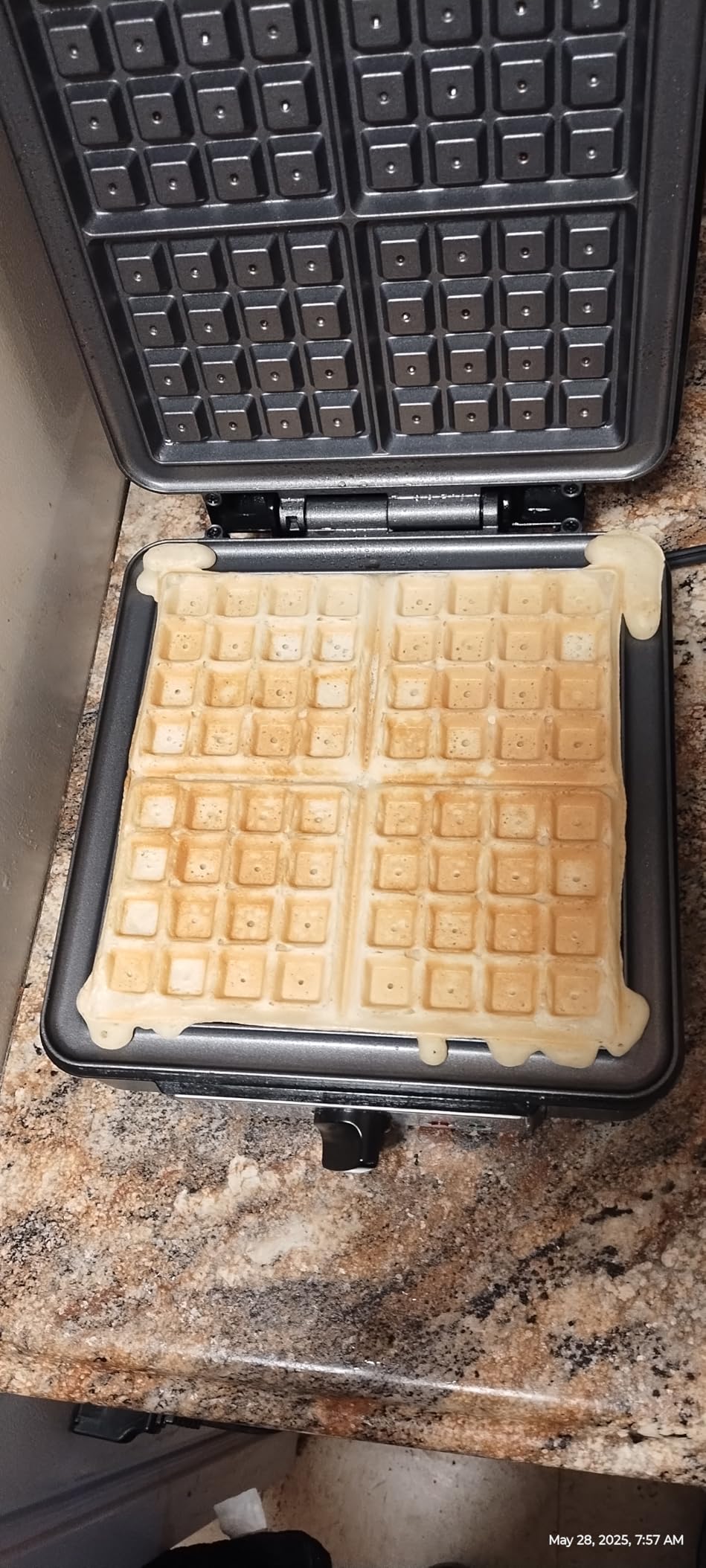 VEVOR Commercial Waffle Maker, 1300W Round Waffle Iron, Non-Stick Rotatable Waffle Baker Machine With 122-572℉ Temp Range and Time Control, Teflon-Coated Baking Pan Stainless Steel Body 110V customer photo 2