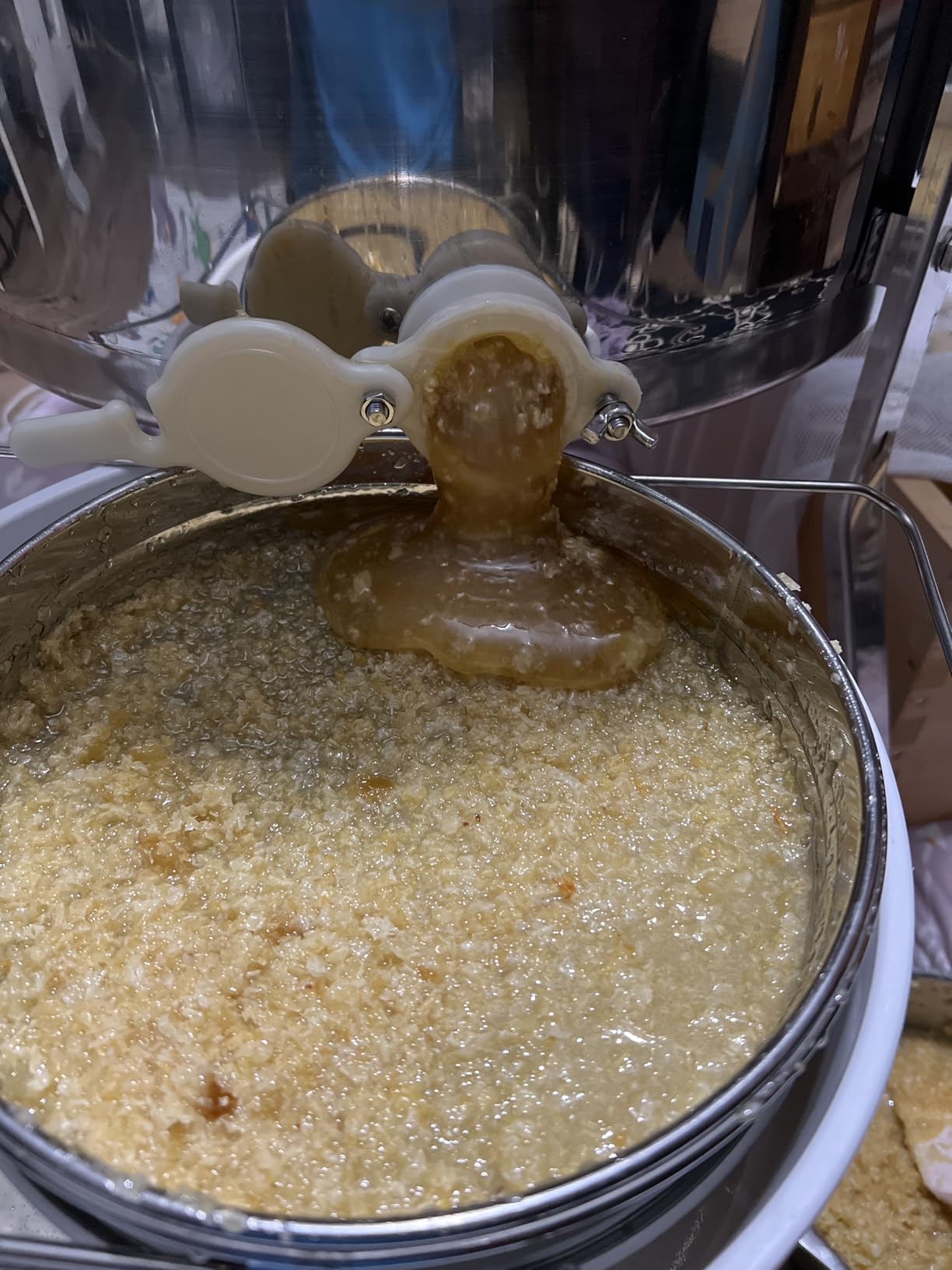 VEVOR 2/4 Frame Electric Honey Extractor with Adjustable Stand customer photo 1